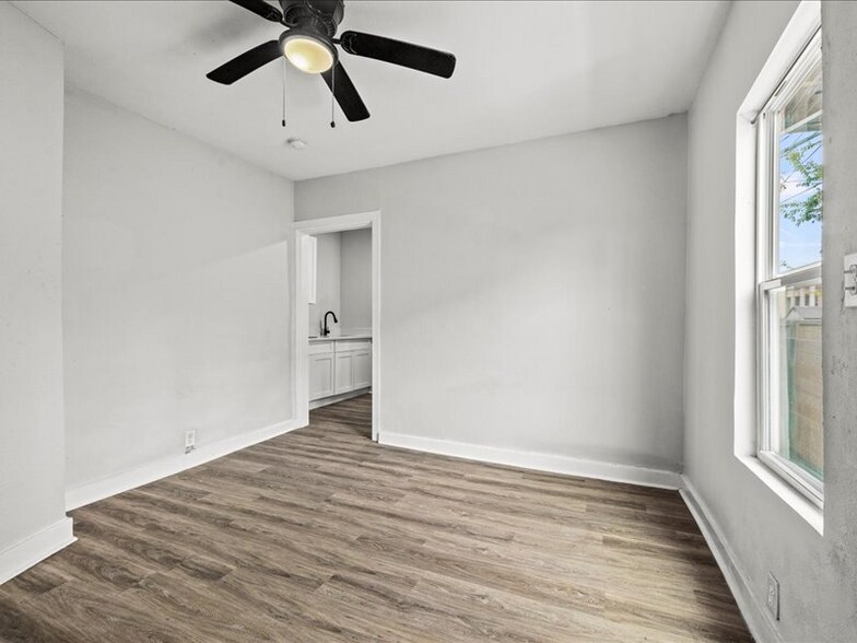 Building Photo - 1321 35th St