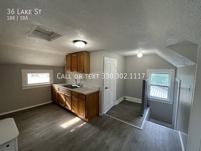 Building Photo - One bedroom one bathroom 2nd level apartme...