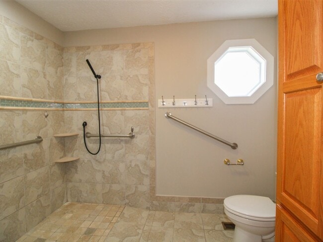 Building Photo - Spacious home!