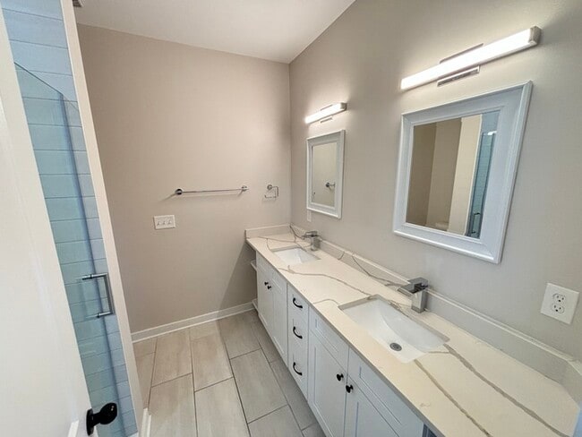 Building Photo - North Nashville home with 3 bedrooms, park...