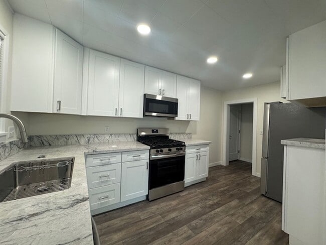 Building Photo - Beautiful 4 bedroom CUTTEN home