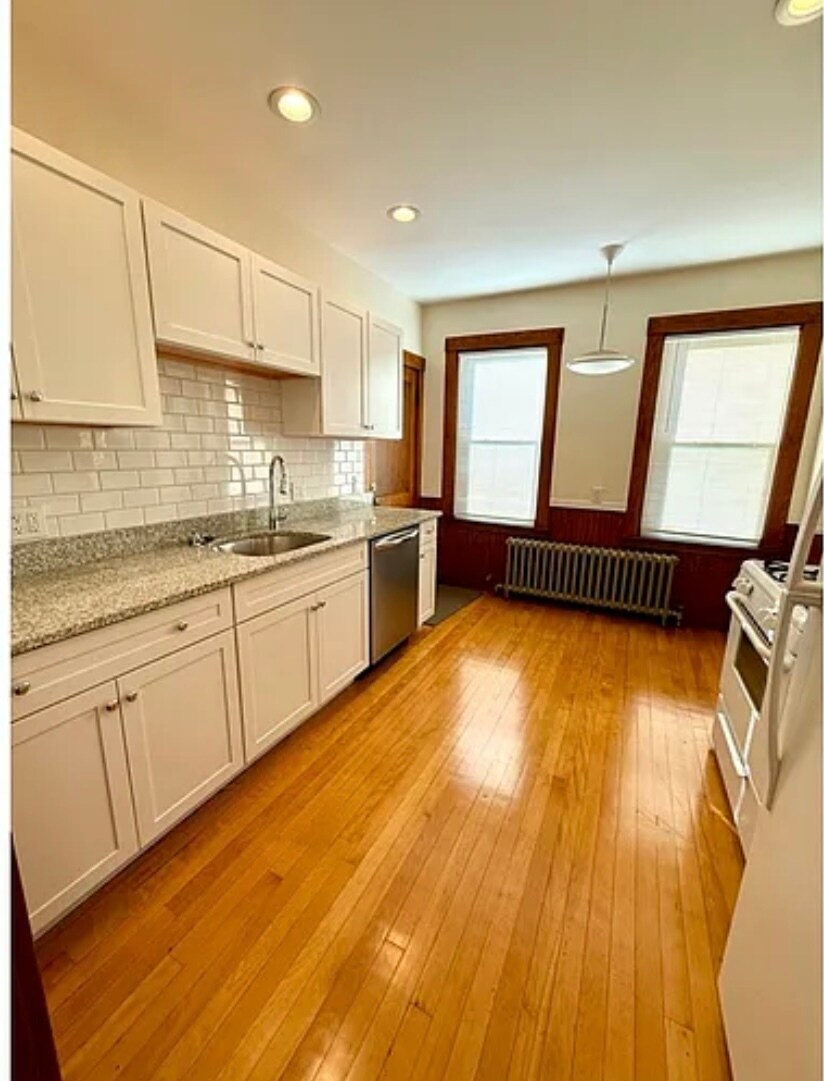 Building Photo - 389 School St