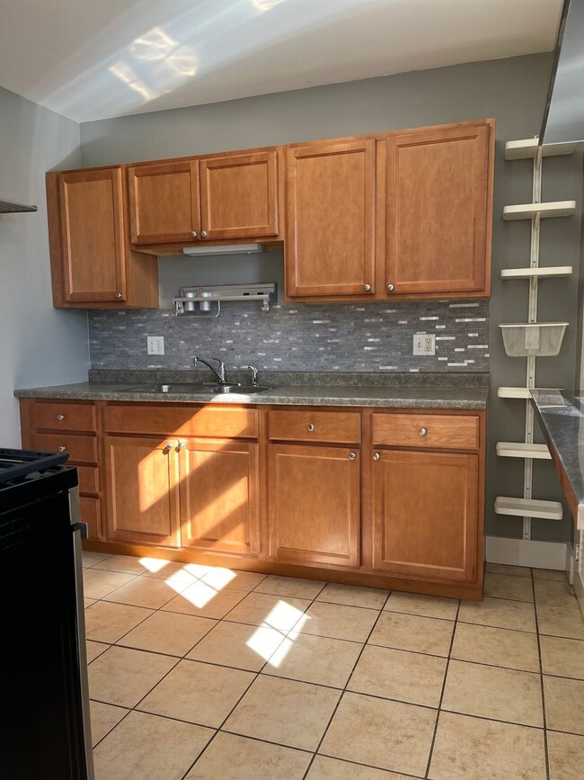 Building Photo - Spacious 2BR/1BA Apartment Available May 8...