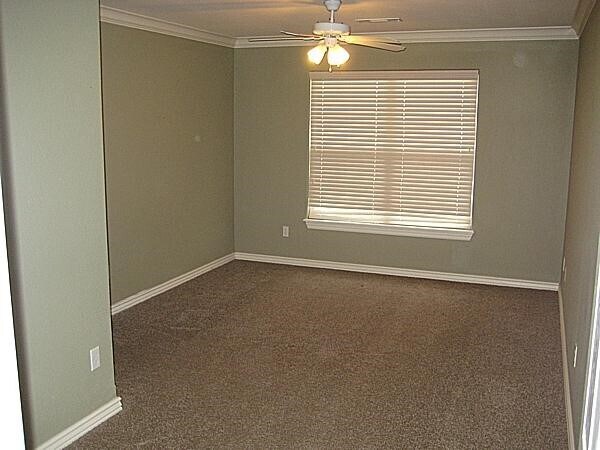 Building Photo - 1015 Oakwood Ln