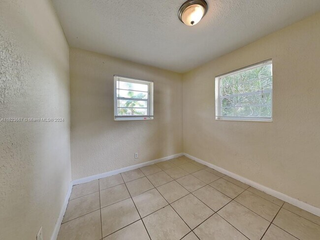 Building Photo - 5491 SW 6th St