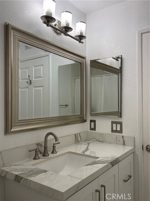 Building Photo - 6 Vía Contento