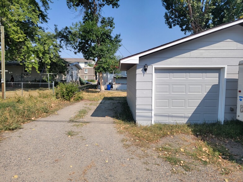 Garage and parking space - 826 Avenue D