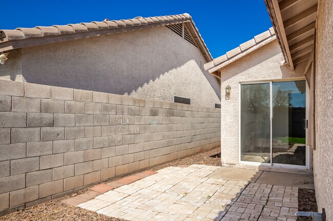 Building Photo - 3041 E Wahalla Ln