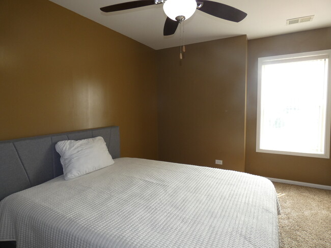 Building Photo - 653 N Edgemere Dr