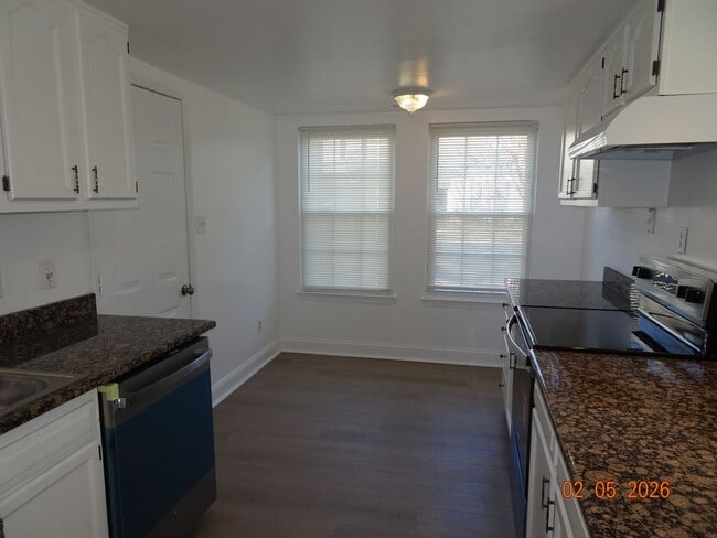 Building Photo - 3 Bedrooms, 2 Full Bathrooms Duplex