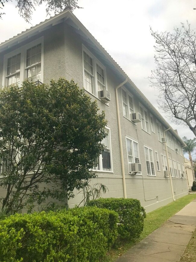 Building Photo - 1BD/1BA Uptown, on Mardi Gras Parade Route