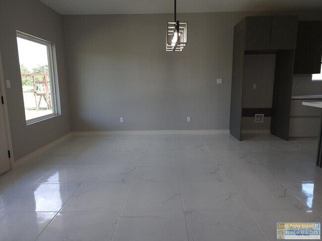 Building Photo - 108 Avenida Escandon