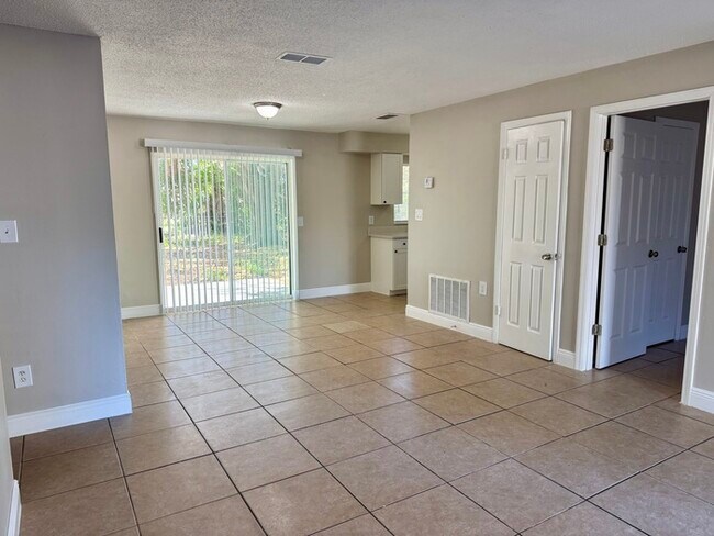 Building Photo - 4566 Chateau Rd