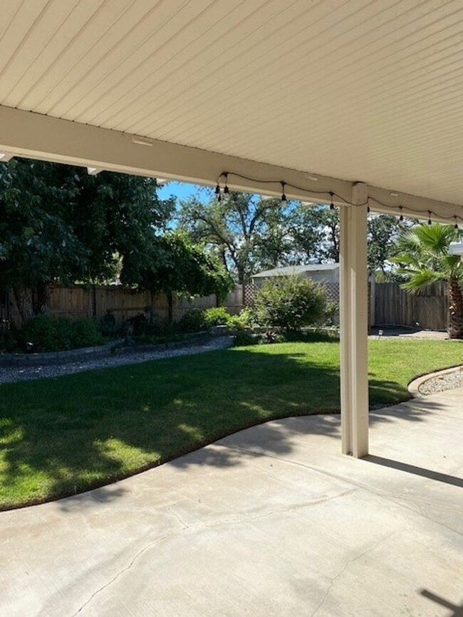 Building Photo - Lovely Home in E. Redding!!