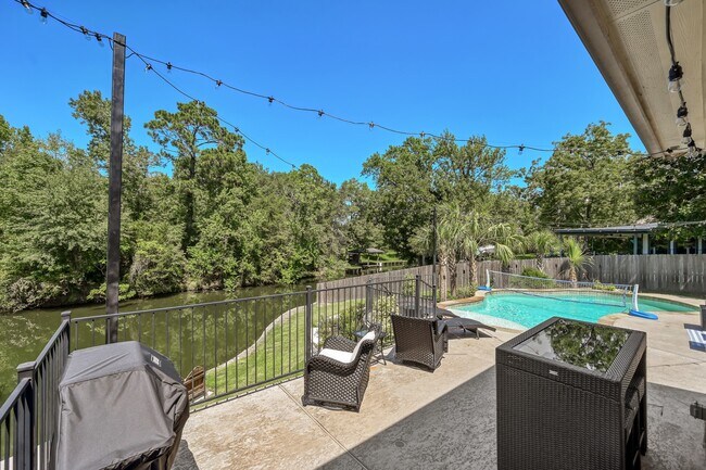 Building Photo - 13847 Pkwy Manor Dr