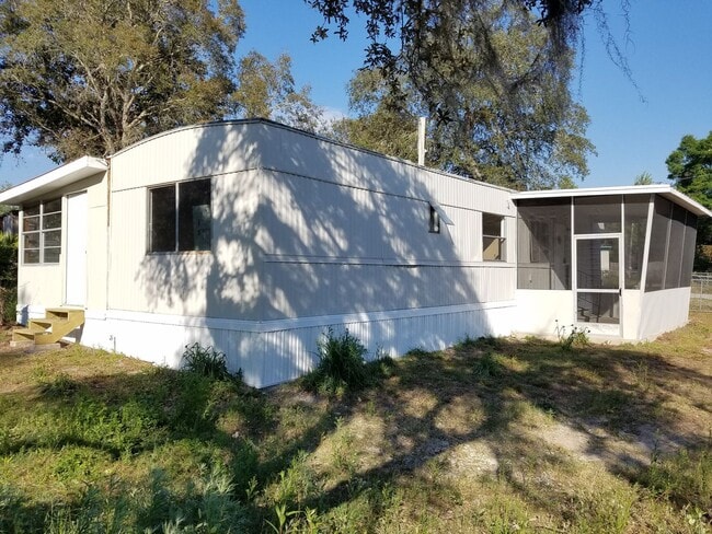 Building Photo - FRESHLY PAINTED AND NEW FLOORING! 2 Bed 1 Bath With Screened Porch