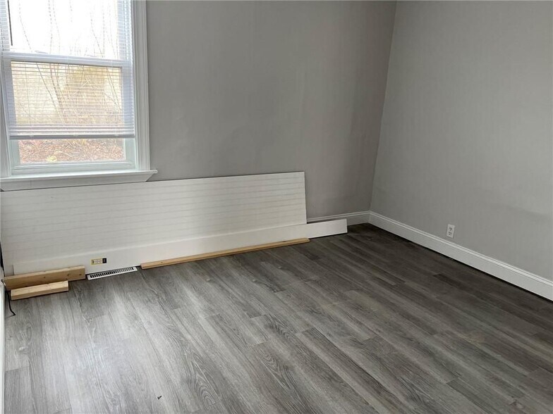 Building Photo - 318 Elm St