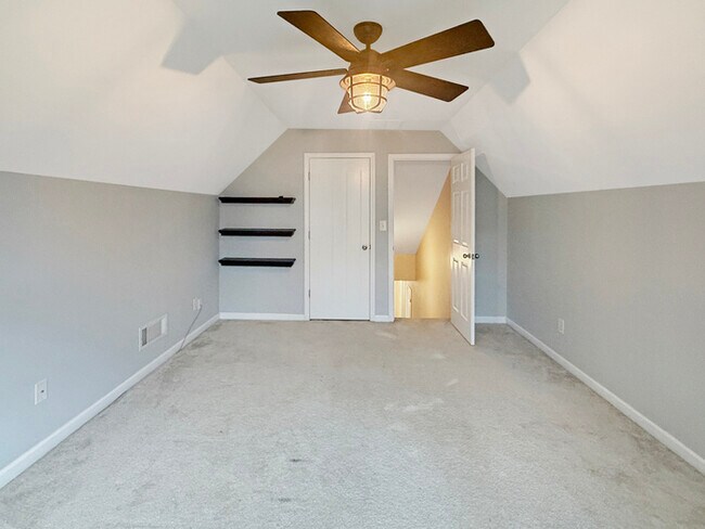 Building Photo - 2607 Woodford Ln NE