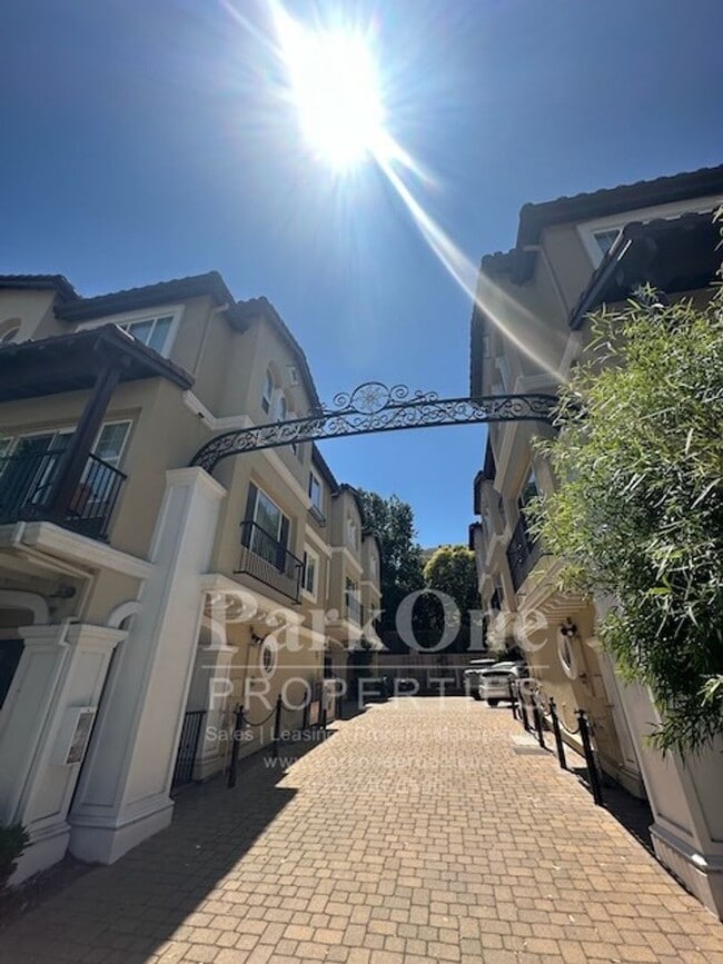 Building Photo - Nicely Updated Townhouse Close to Downtown