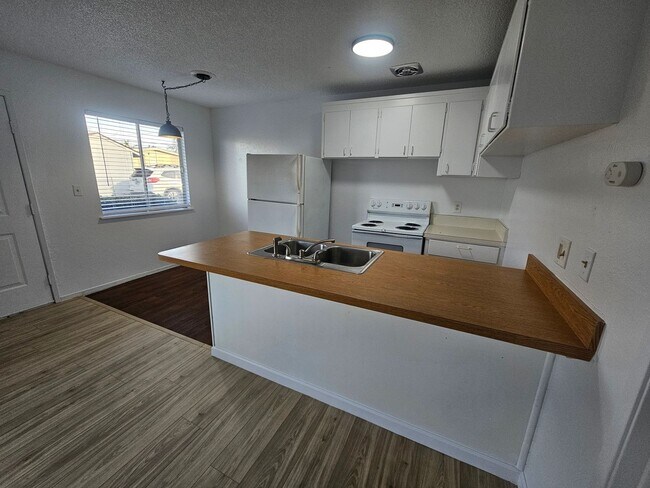 Building Photo - 1 Bedroom 1 Bath Triplex Unit in Los Molinos!