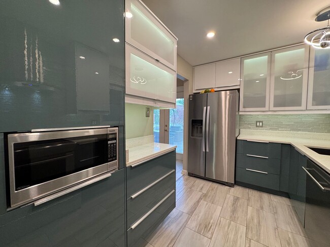 Building Photo - Gorgeous 3 Bed 1.5 Bath Single-Family Home...