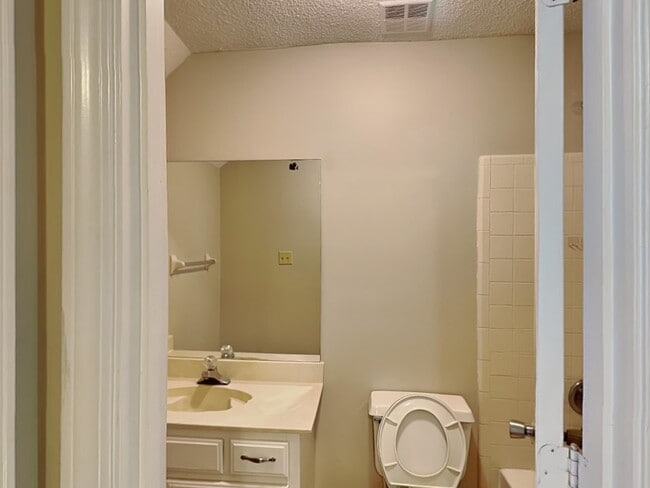 Building Photo - 5863 Pipers Green Ln