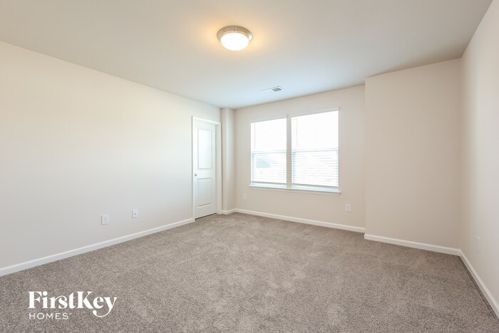 Building Photo - 558 Hillpark Ln