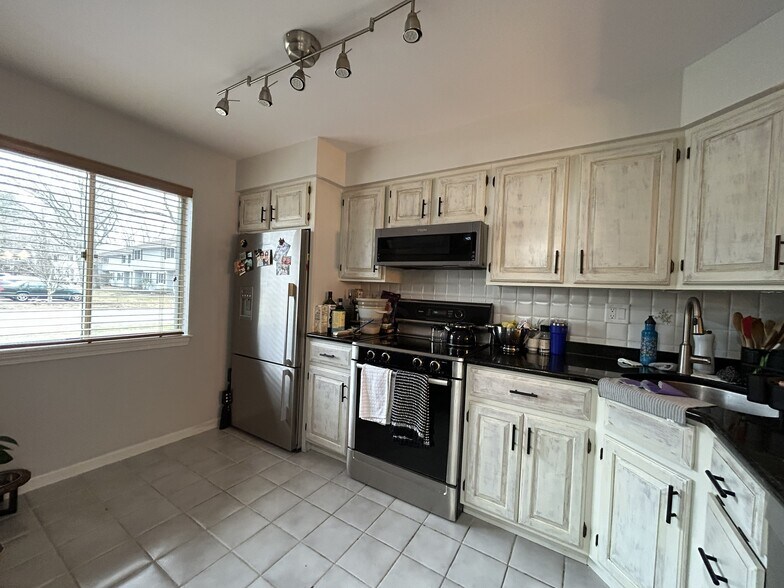 Building Photo - 6 Beals Cove Rd