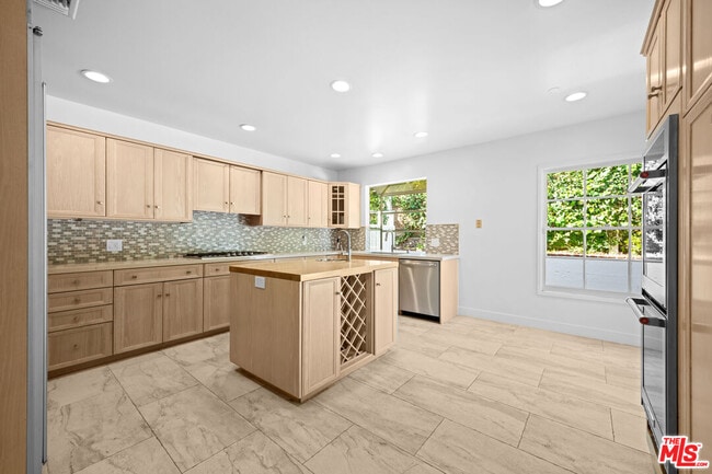 Building Photo - 435 Dalehurst Ave