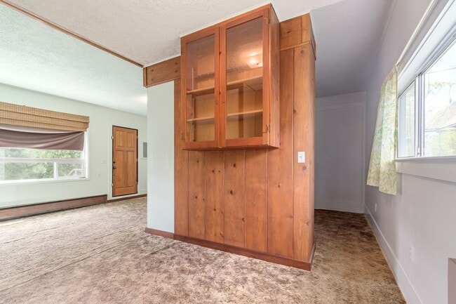 Building Photo - Home for Rent in Roseburg