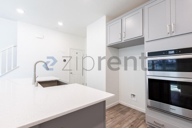 Building Photo - Unit
