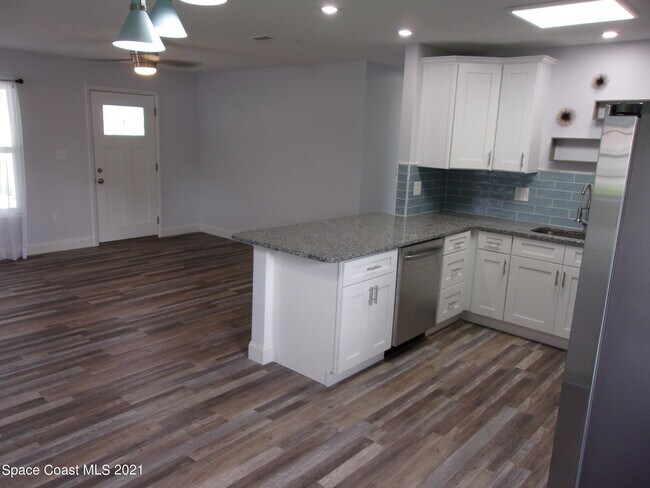 Building Photo - 1240 N Singleton Ave