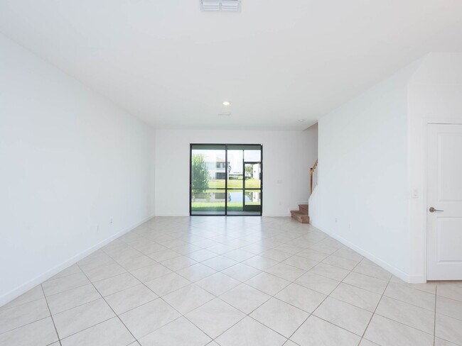 Building Photo - Newer-construction townhome in the highly desirable Lorraine Lakes