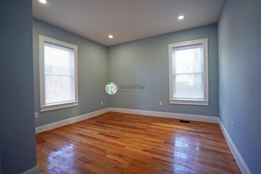 Building Photo - 374 Oxford St