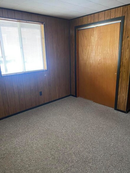 Building Photo - 206 Thompson Ave