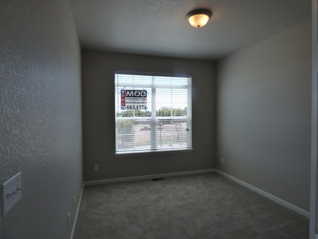 Building Photo - $0 DEPOSIT OPTION. 3 BED/2BATH END UNIT @ ...