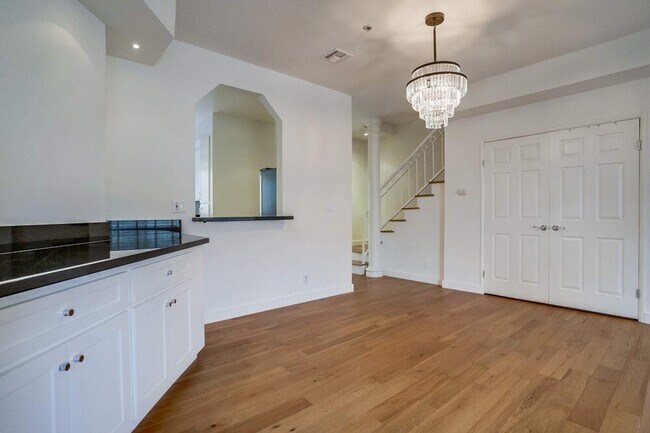 Building Photo - 852 N Poinsettia Pl