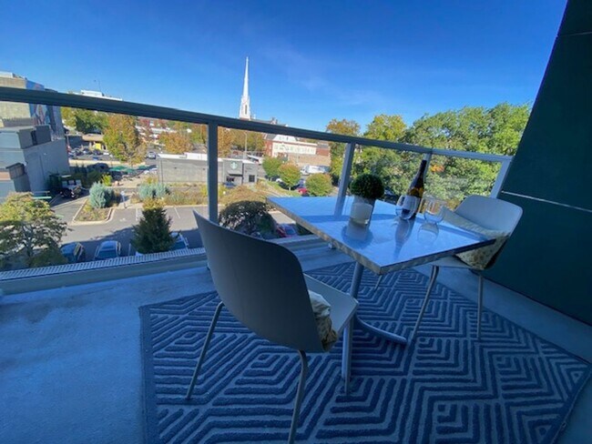 Building Photo - Luxury Fully Furnished Condo Downtown Salem Is Available