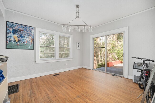 Building Photo - 949 SW 13th St