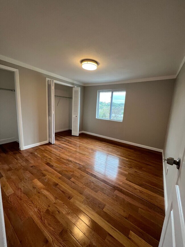 Building Photo - Spacious 3 Bed/1.5 Bath Home in Overbrook ...