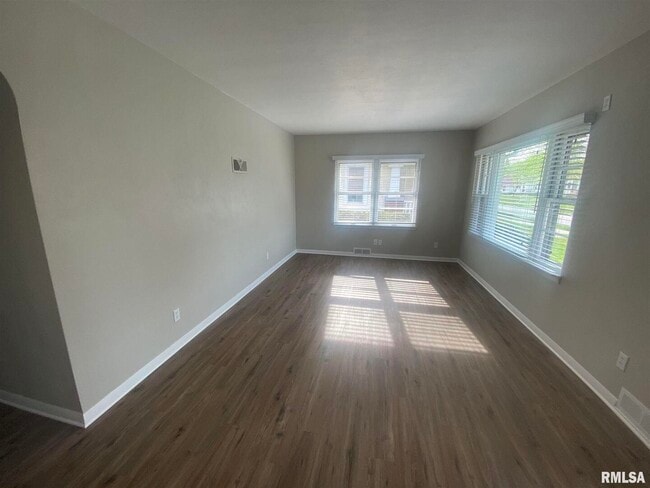 Building Photo - 2733 E 18th St