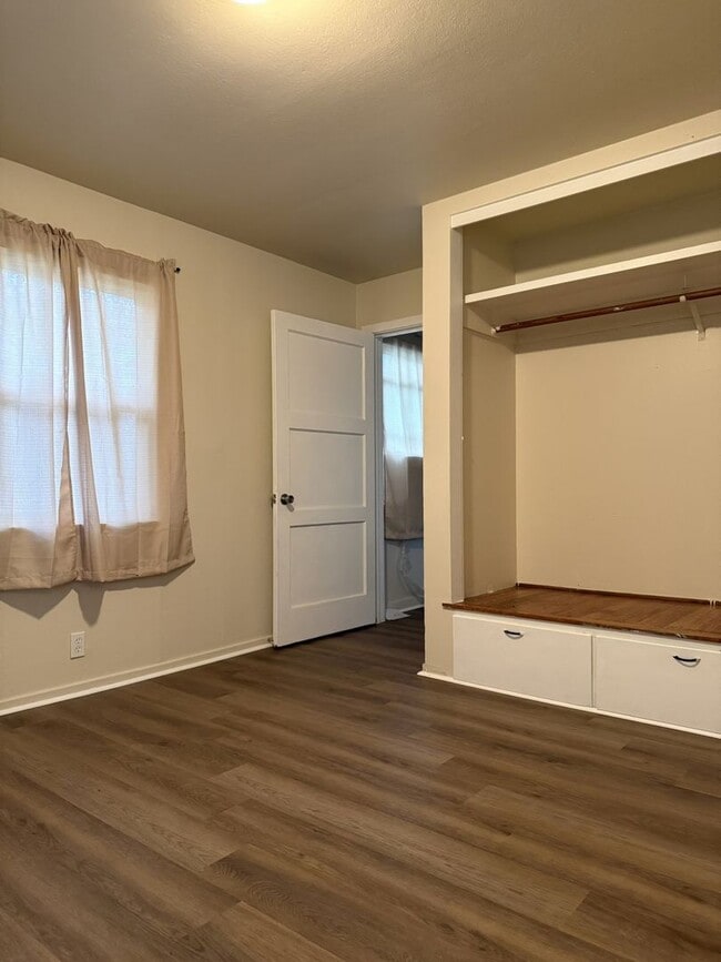 Building Photo - Sweet 2/1 Available NOW!!!