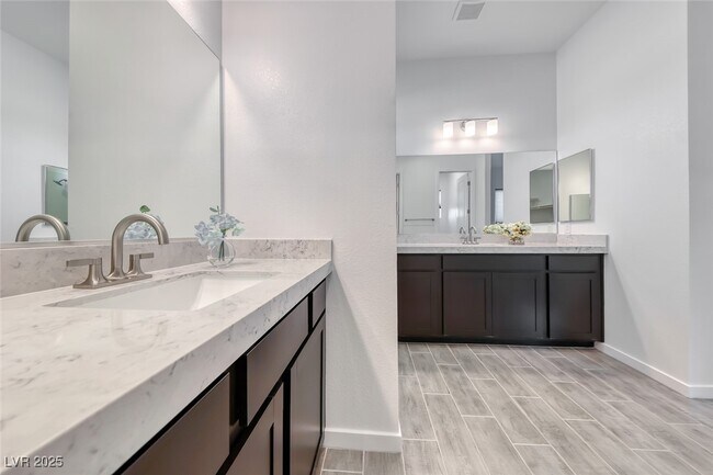 Building Photo - 102 Ibiza Lk Dr
