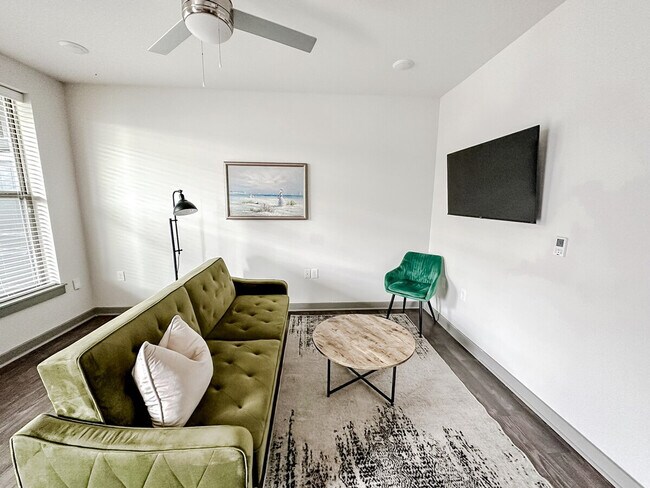 Building Photo - 111 E 4th St