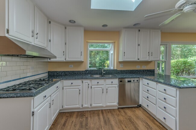 Building Photo - 145 Pine Tree Ln