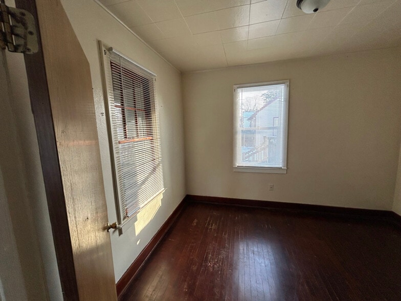 Building Photo - 1897 E Newberry St