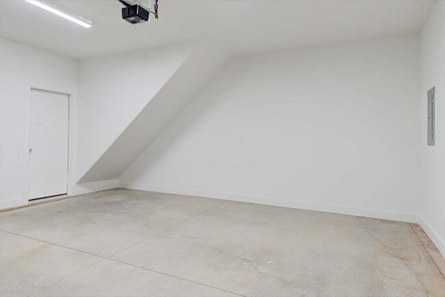Building Photo - Elite 4 bedroom Townhome/Move in specials!