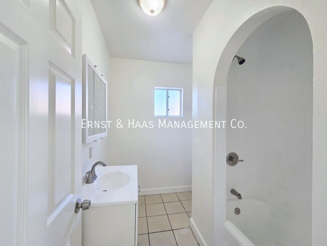 Building Photo - 5426 Lewis Ave