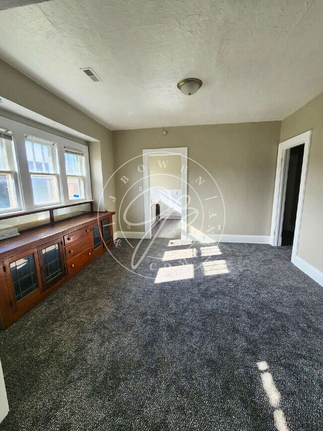 Building Photo - 2 bedroom Upper unit- over 1200 sq feet! Private enclosed porch! Water included!