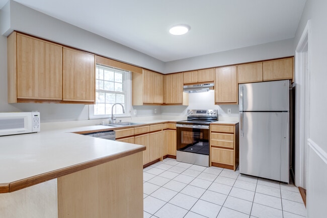 Building Photo - 4685 Forestdale Dr